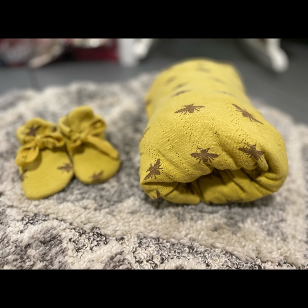 3 Piece - Kate Quinn Organics - 3-6M - Bumble Bees - Outfit, Booties, Crib Sheet